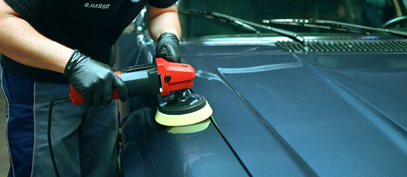 Detailer machine polishing car paint
